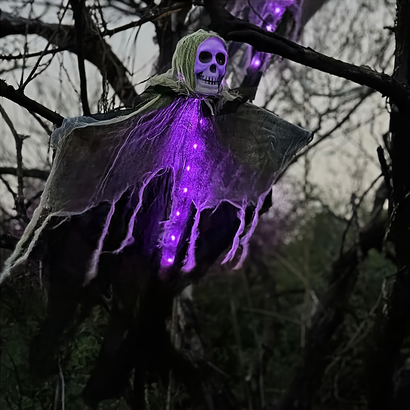 Glowing Scary Ghost Halloween  - Outdoor Lighting On Trees avaliação e preço